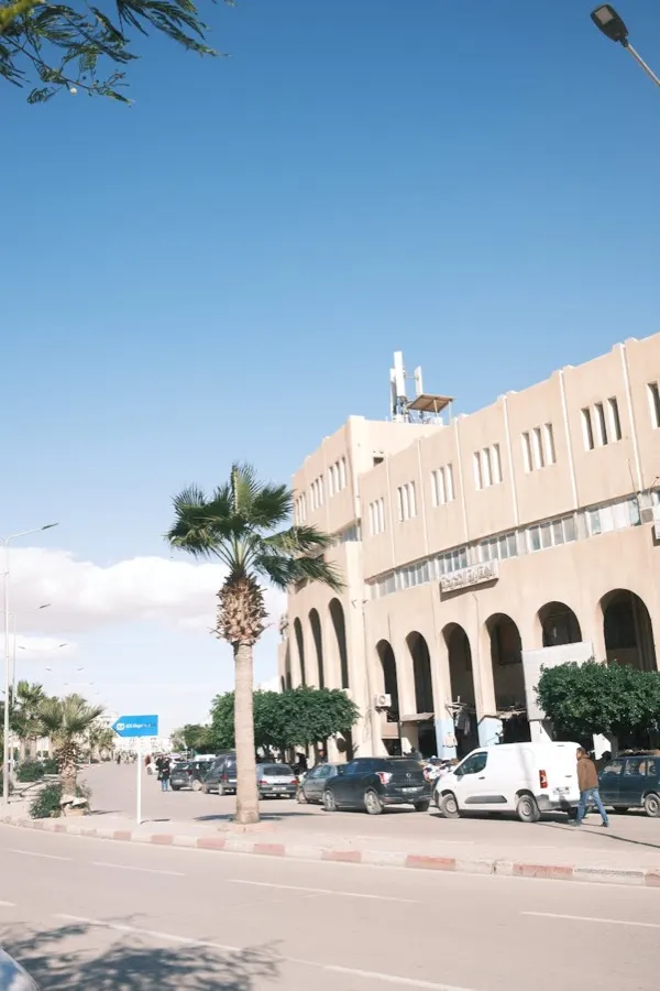 De historische medina van Sfax met witte kalkstenen muren en het fort