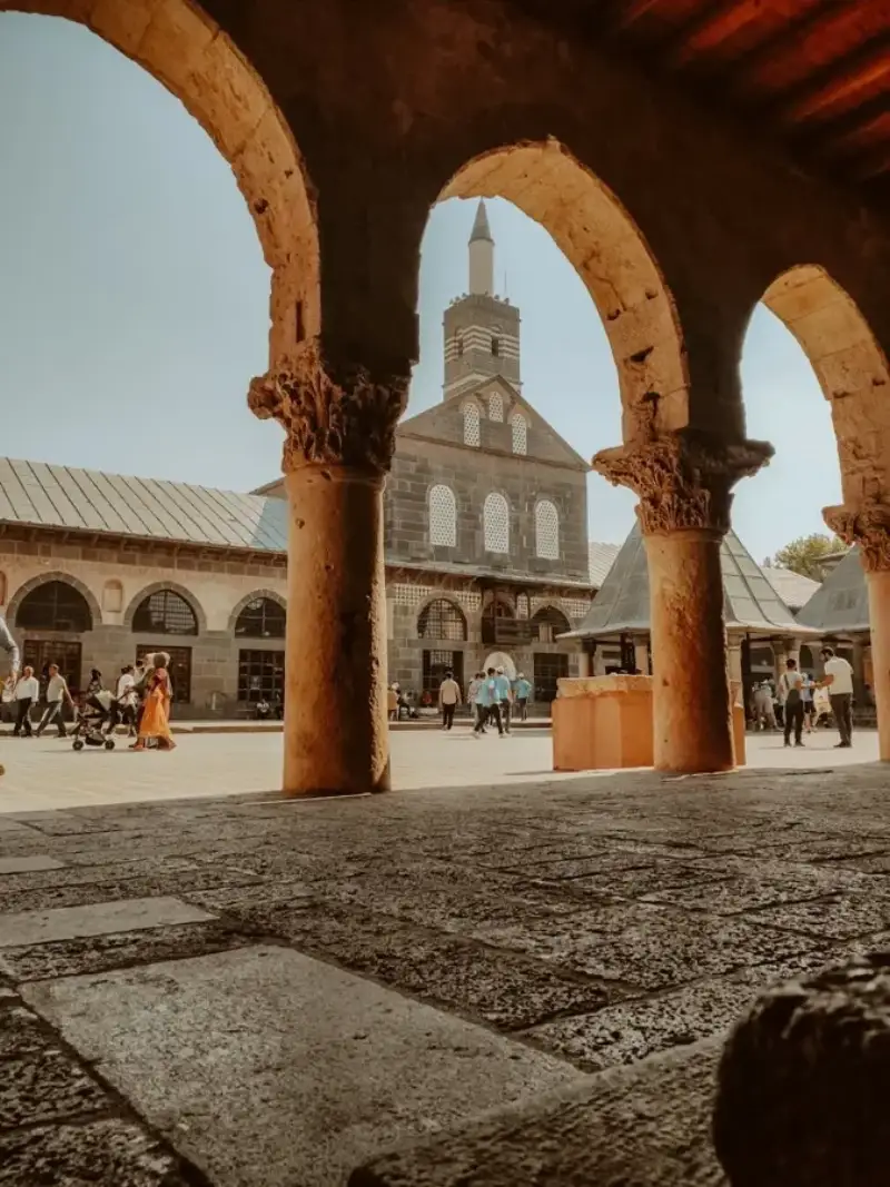 eSIM Diyarbakır Turquia - muralhas basálticas negras históricas de Diyarbakır ao entardecer