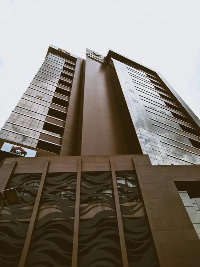 eSIM Mbarara Uganda - đàn bò Ankole sừng dài trên đồng cỏ miền tây Uganda