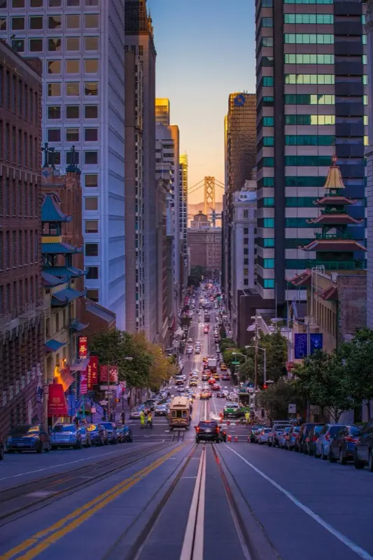 California Street avec connectivité HelloRoam eSIM pour voyageurs du monde entier