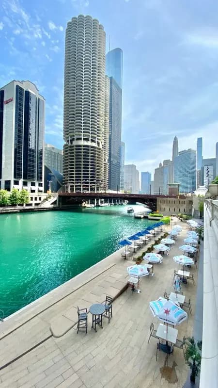 Chicago Riverwalk ল্যান্ডমার্ক HelloRoam eSIM ভ্রমণ ডেটা সহ