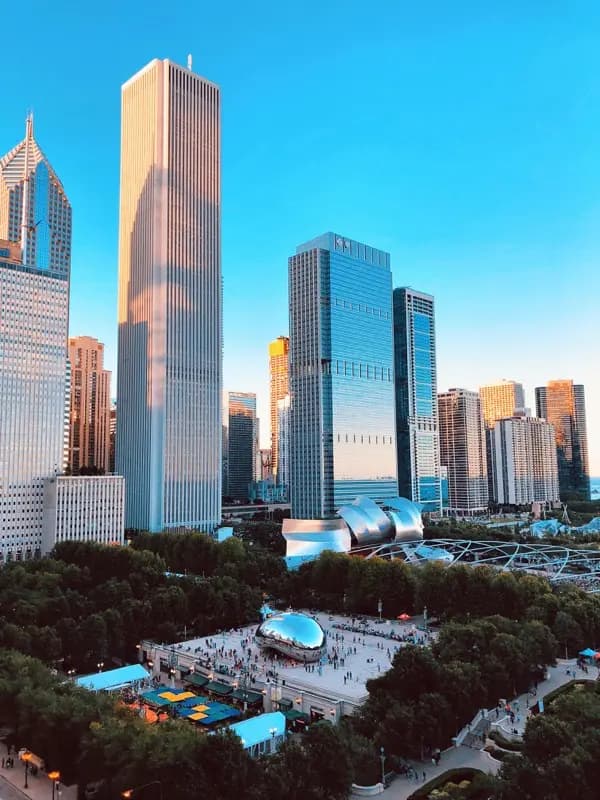 Chicago Skyline in Chicago United States with HelloRoam eSIM data plan connectivity