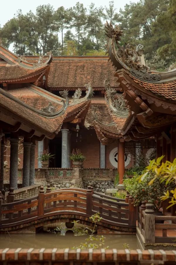 eSIM Hà Nội, Vietnamas - senas miesto kvartalas su spalvingais namais ir gatvių gyvenimo vaizdais