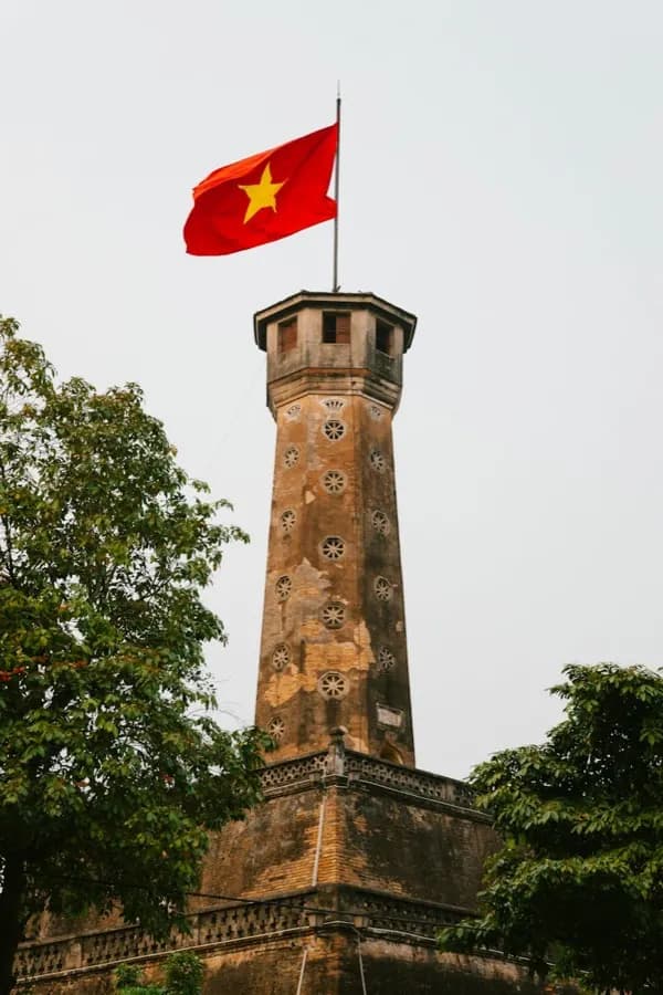 eSIM Hanoi - دریاچه آرام Hoan Kiem هانوی با پل قرمز Huc در صبح