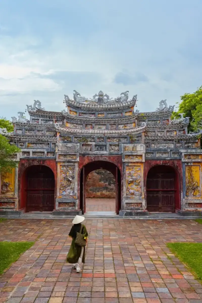 eSIM Huế Vietnam - Poarta principala a Cetătii Imperiale cu Fluviul Parfumului