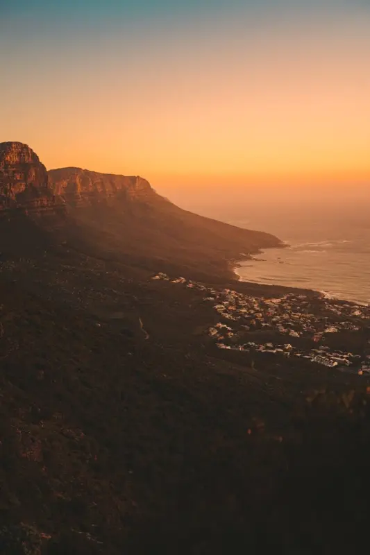 Table Mountain and the Twelve Apostles Cape Town туристическое направление с HelloRoam eSIM для интернет-связи