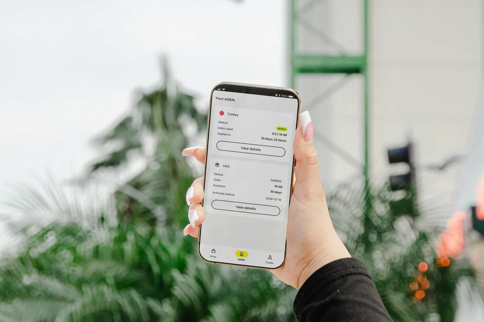 Pelancong bahagia terhubung di luar negeri menggunakan paket eSIM dengan cakupan data penuh