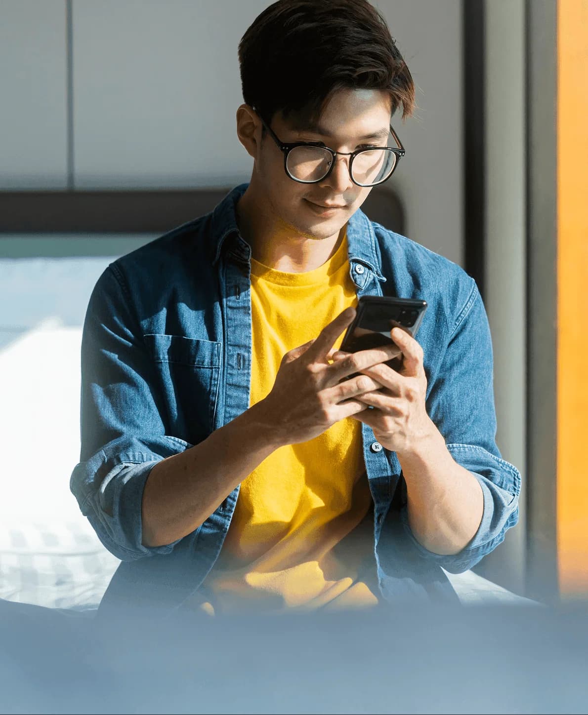 手機模型顯示 HelloRoam 應用程式,含已啟用的 eSIM 方案