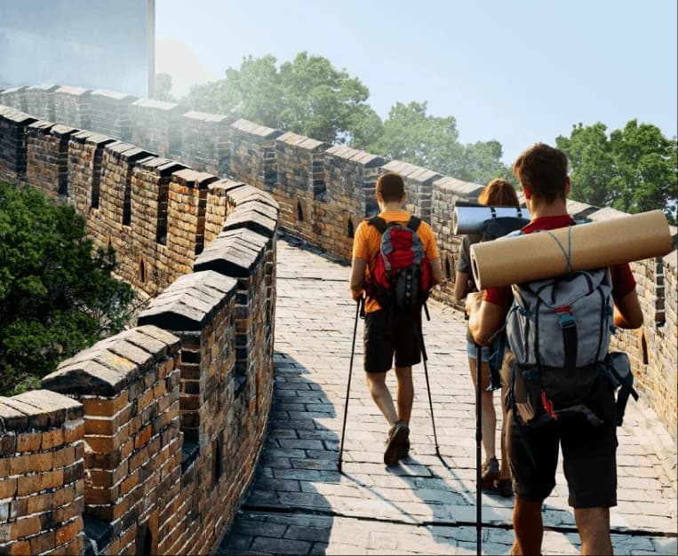 Voyageur heureux qui utilise HelloRoam