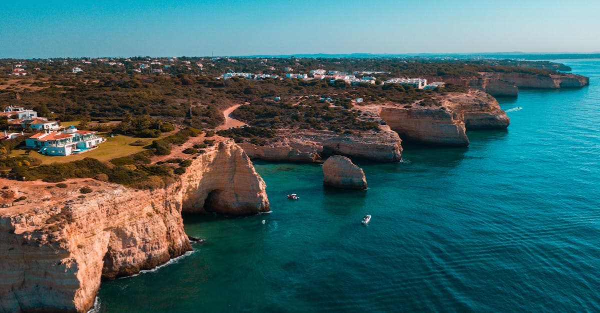 Falésias e costa do Algarve vistas do ar, uma introdução às things to do in algarve portugal