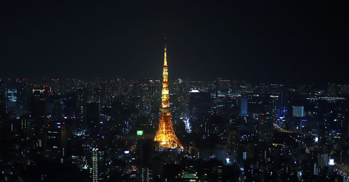 Rozświetlona Tokyo Tower nocą, symbol słynnego Tokio w Japonii przyciągającego miliony turystów rocznie