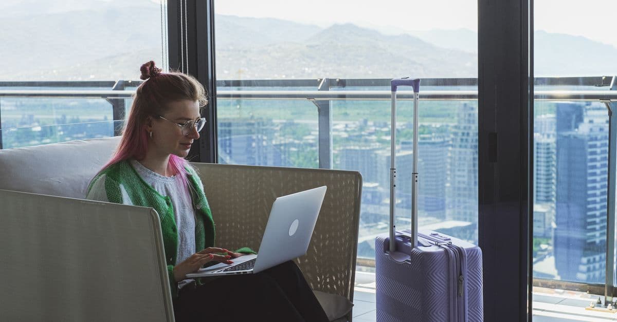 Geschäftsreisende arbeitet am Laptop im Tageszimmer des NH Vienna Airport – ideal für Transitreisende.