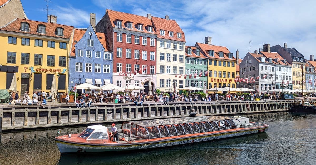 Coloridas casas históricas junto al canal Nyhavn en Copenhague, uno de los mejores tours a Europa.