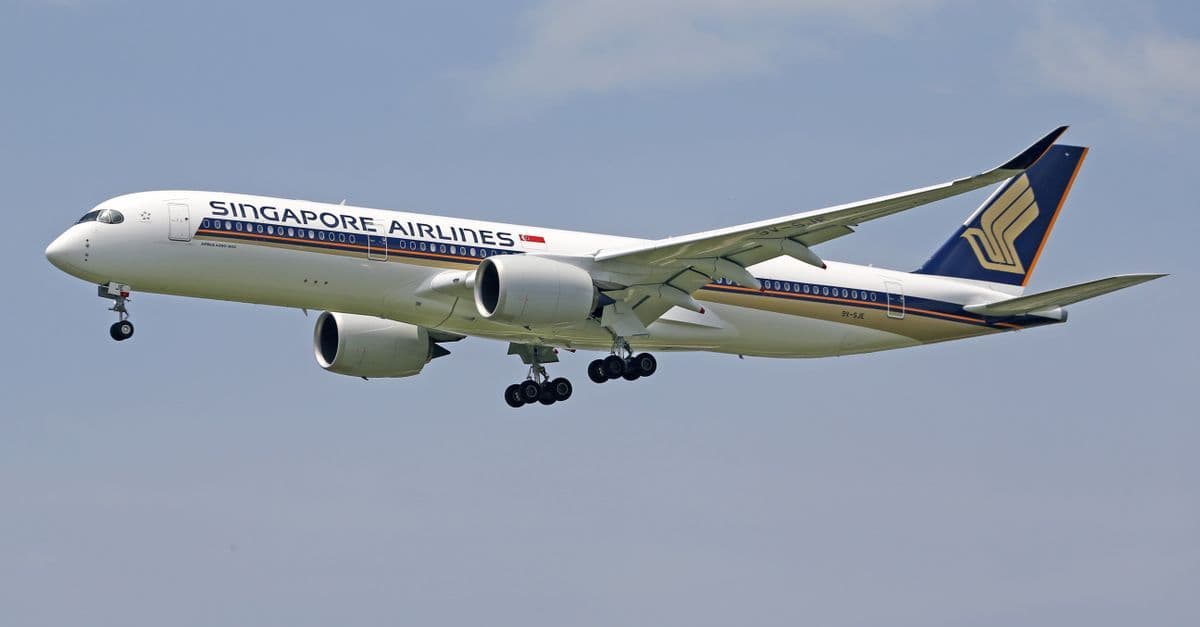 Singapore Airlines aircraft cruising at altitude on the sydney to singapore flight path over the Pacific.