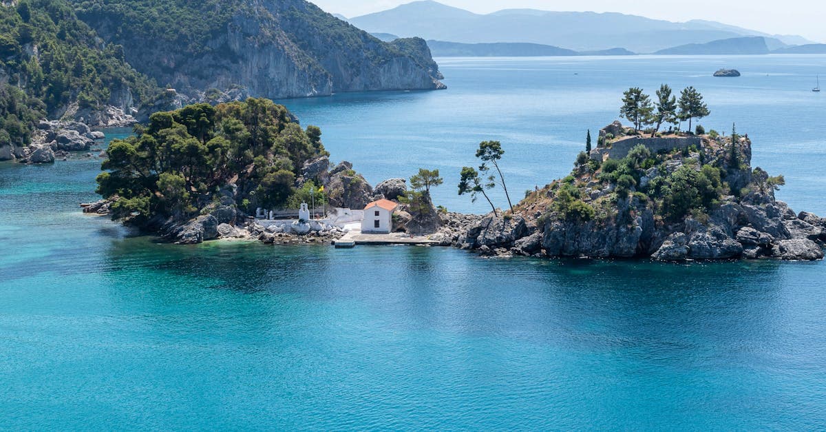 Liten grekisk ö omgiven av turkost hav och grönska – välj rätt destination för din resa till Grekland.