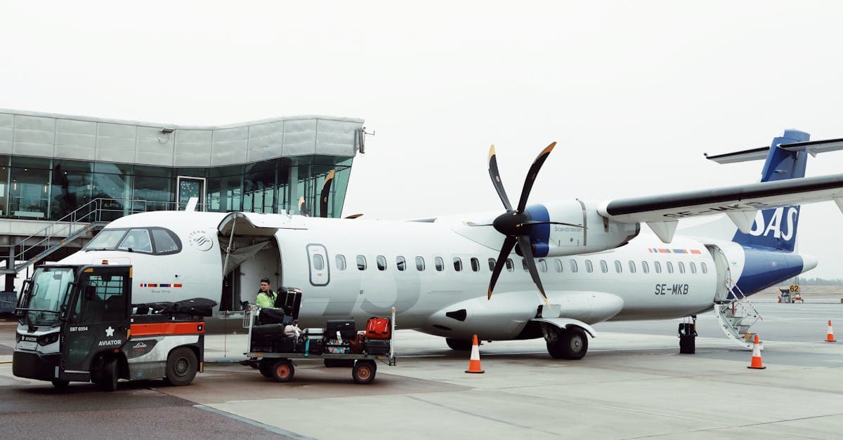 SAS-flygplan lastas vid SAW airport med synlig marktjänstpersonal.