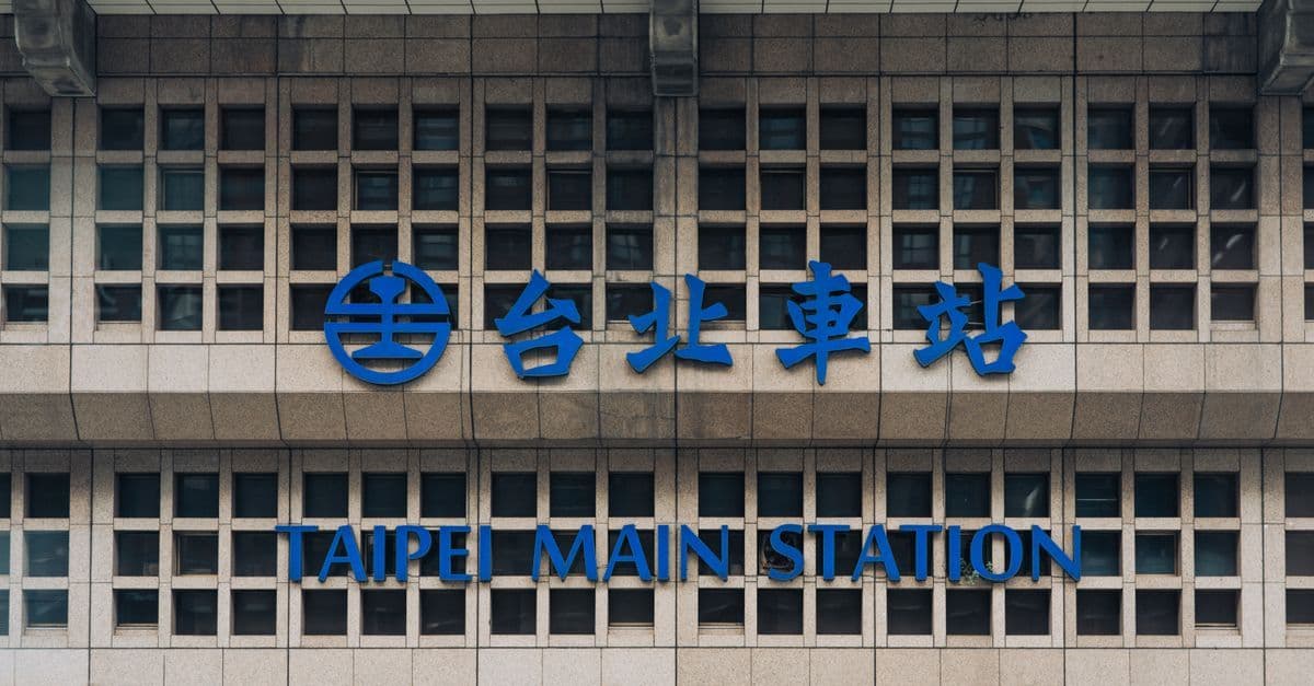 台北車站宏偉外觀建築,旅客可搭高鐵轉台鐵快速直達豐原車站
