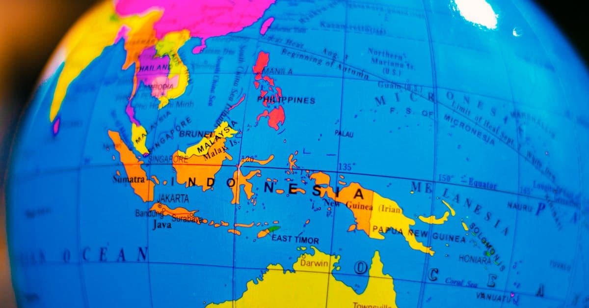 Ilustrasi globe menonjolkan Indonesia dan kawasan Asia Tenggara, konektivitas travel eSIM di negara bebas visa