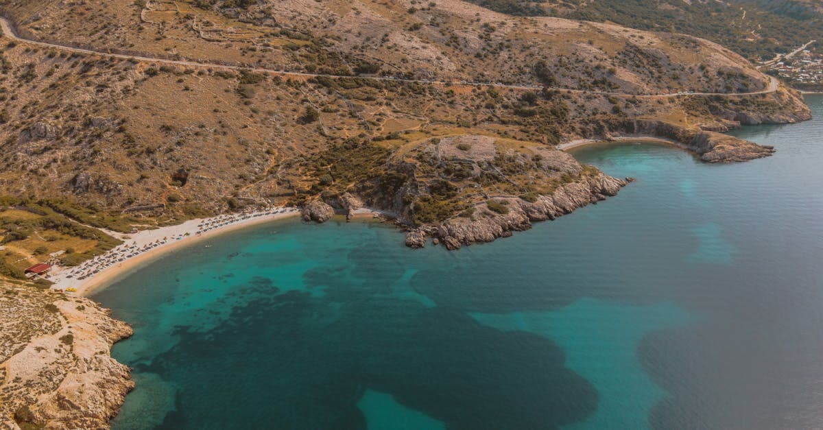 Flygvy över Stara Baškas kustlinje med turkost vatten – ett drömresmål på kroatien resan