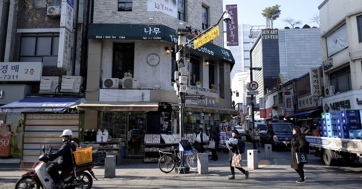 서울 도심 거리의 활기찬 보행자 풍경, 해외에서도 유심을 손쉽게 개통할 수 있는 다양한 방법 안내