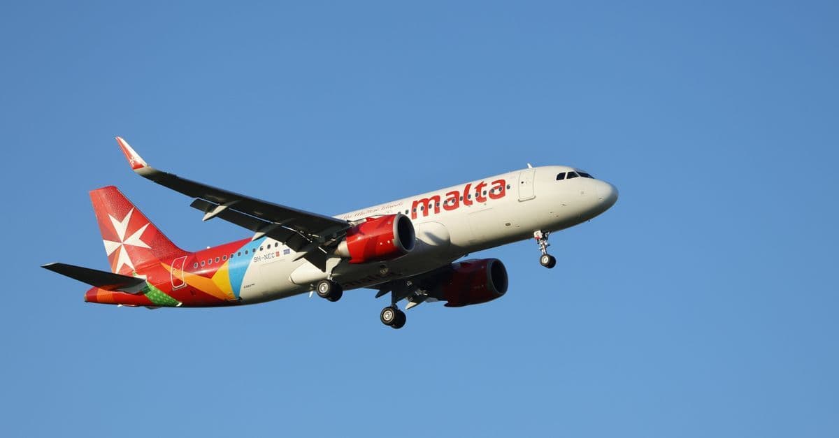 Passagiersvliegtuig in de lucht op de vluchtroute nederland malta op een zonnige dag