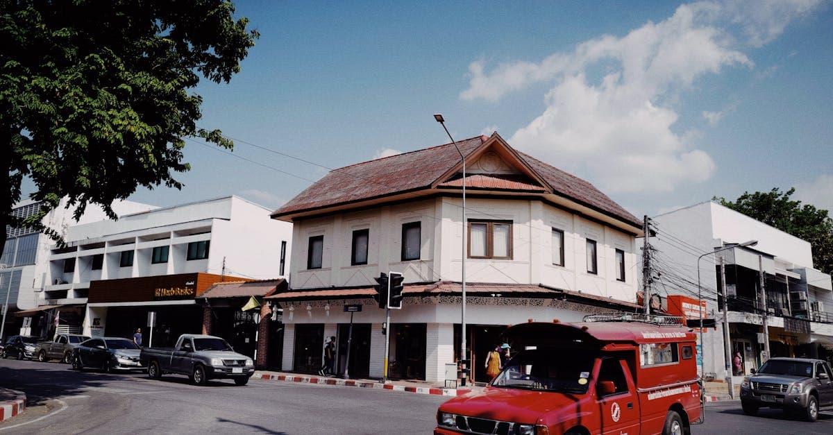 แยกถนนคึกคักในเมืองท่องเที่ยวของไทย ย่านที่มีโรงแรมราคาถูกและที่พักงบประหยัดมากมาย