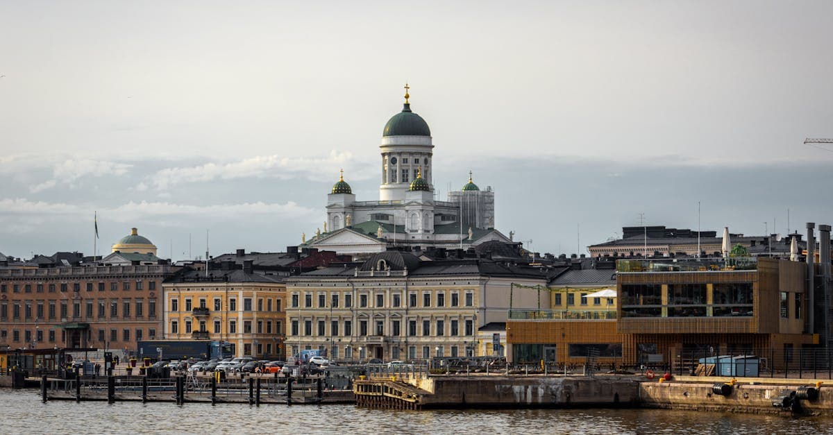 Kaunis näkymä katedraalille merellisessä kaupungissa kuvastaa Tallinnan sään kuukausittaisia vaihteluita