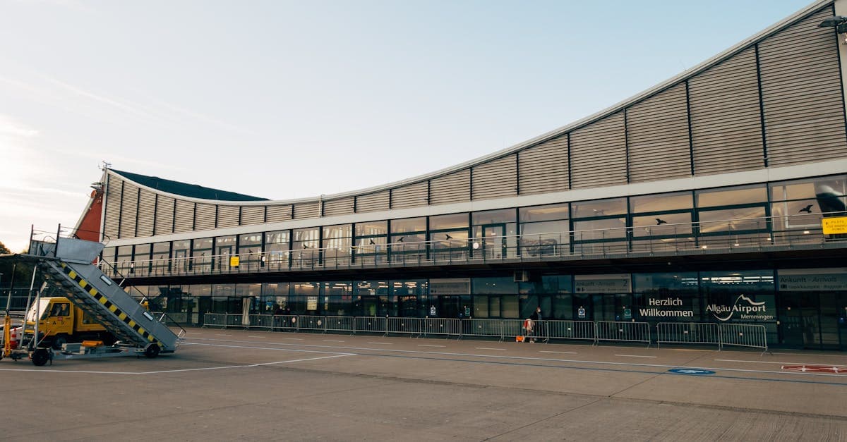 Moderne en overzichtelijke inrichting van de vertrekhal op Düsseldorf Airport met faciliteiten voor reizigers.