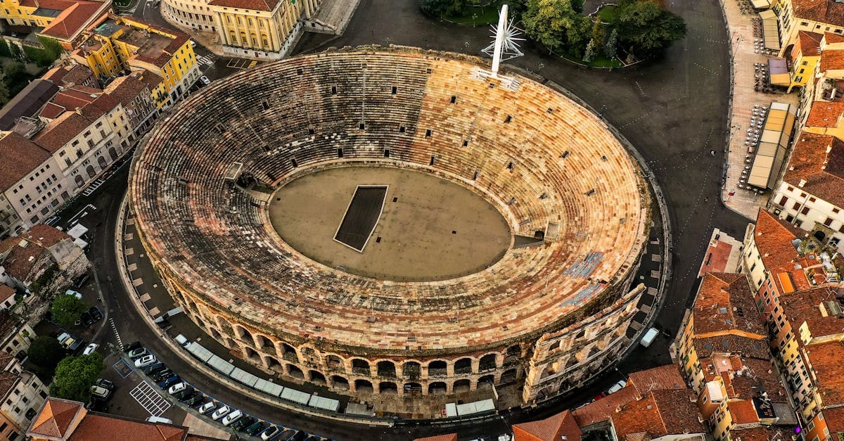 Vue aérienne spectaculaire de l'Arène de Vérone, lieu emblématique des cérémonies d'ouverture des Jeux olympiques 2026