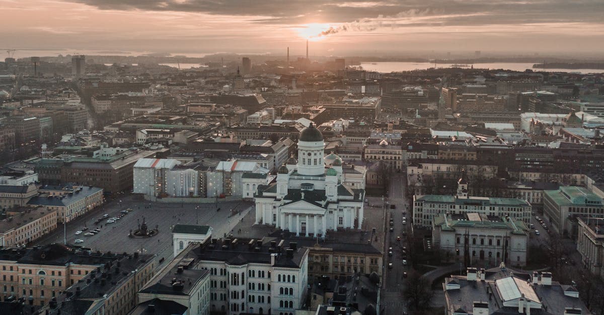 Helsingin kaupunkimaisema auringonlaskussa kuvastaa Telia Finlandin ja Soneran historiallista yhteyttä Suomessa