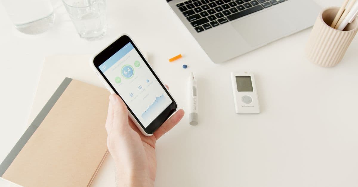 Vérification de la compatibilité eSIM sur smartphone pour activer une vodafone esim avant de voyager.