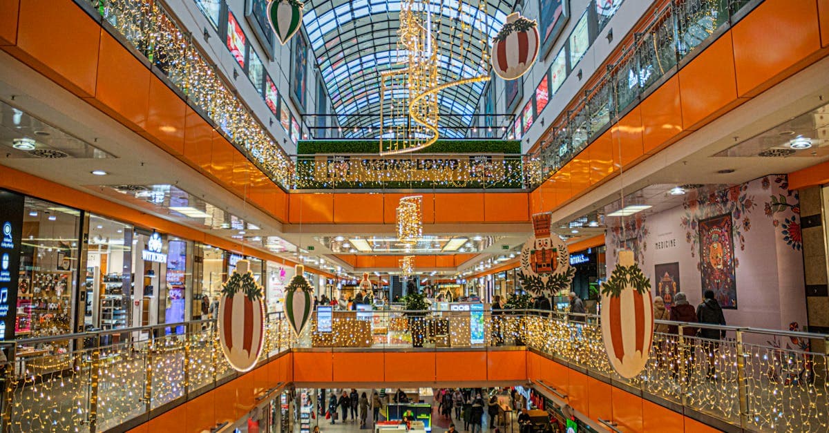 Festlich dekoriertes Einkaufszentrum mit weihnachtlicher Atmosphäre in den City Arkaden Klagenfurt.