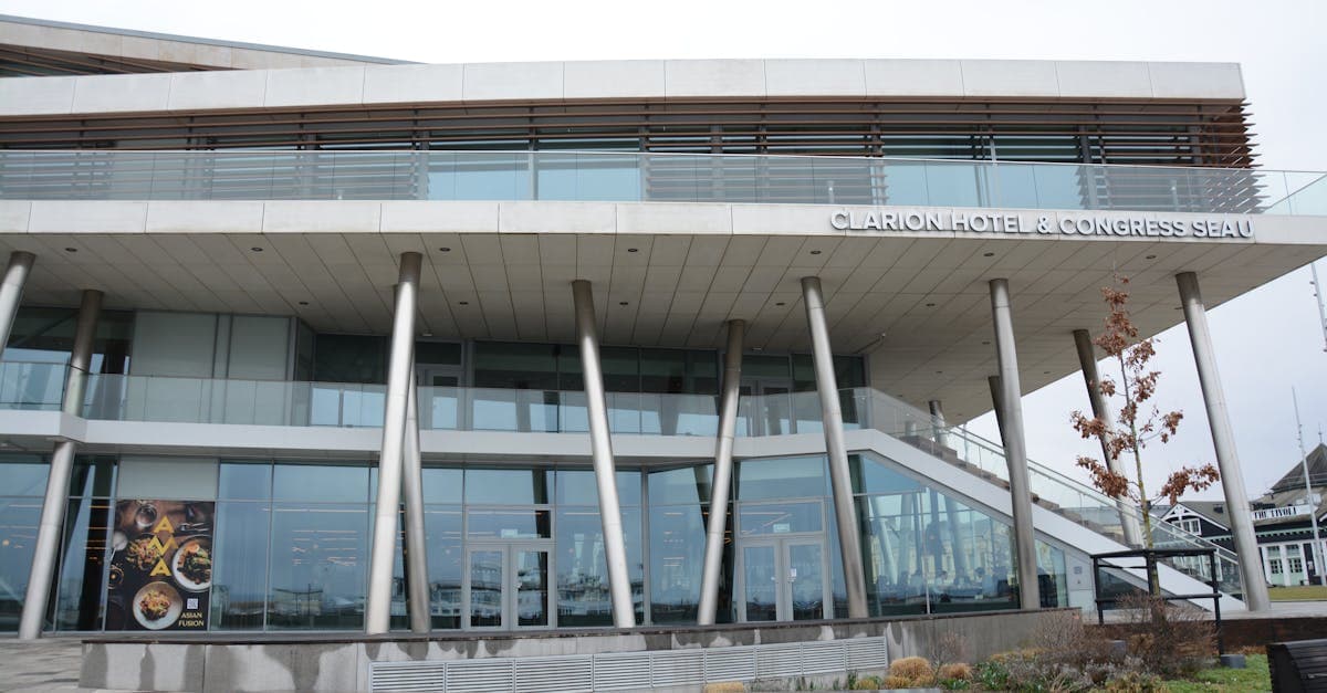 Clarion Hotel Helsinki Airportin moderni lasijulkisivu etukulmasta kuvattuna – tyylikäs lentokenttähotelli.