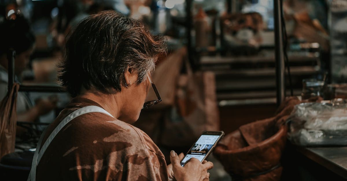 Mujer joven mirando su smartphone en un mercado animado para mantenerse conectada al llegar a su destino
