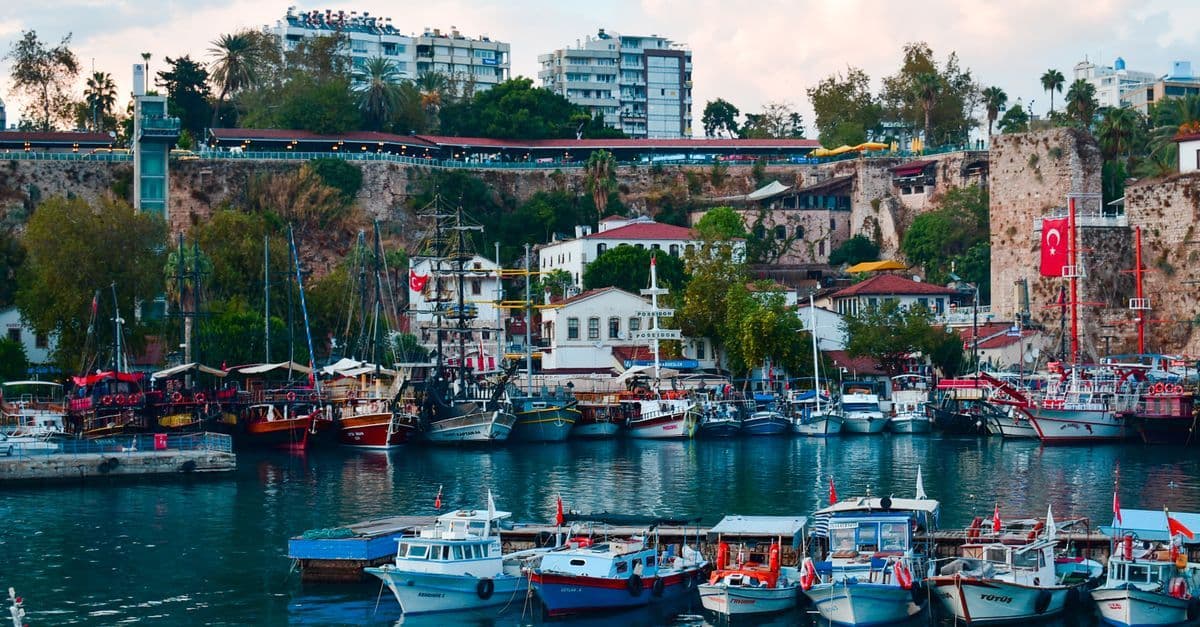 Bunte Boote im Hafen von Antalya zeigen die malerische Küstenkulisse der Türkei im Sommer.