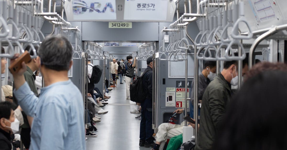 서울 지하철 내부의 다양한 승객들, 위탁 수하물 여행 준비물 챙겨 이동하는 도시 여행자들