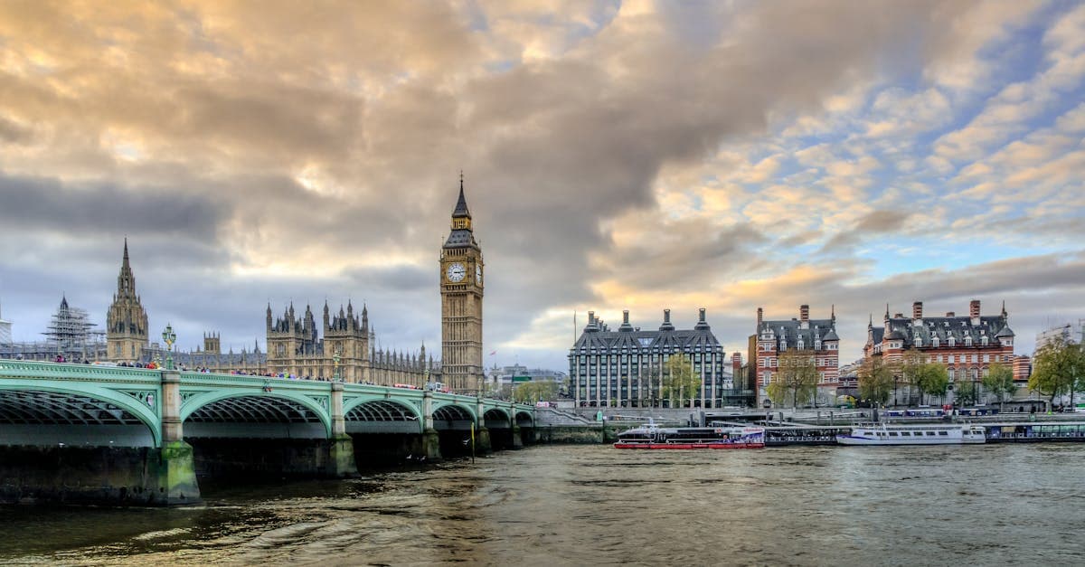 Dramatyczne chmury nad Big Benem i Mostem Westminsterskim pokazują zmienną pogodę w Londynie przez cały rok.