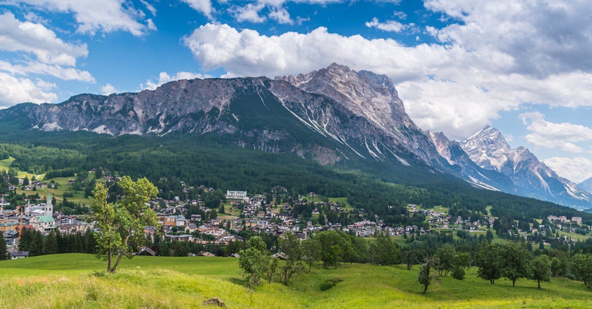 วิวทิวทัศน์อันงดงามของ Cortina d'Ampezzo และเทือกเขา Dolomites สถานที่จัดสกีอัลไพน์ โอลิมปิกฤดูหนาวปี 2026