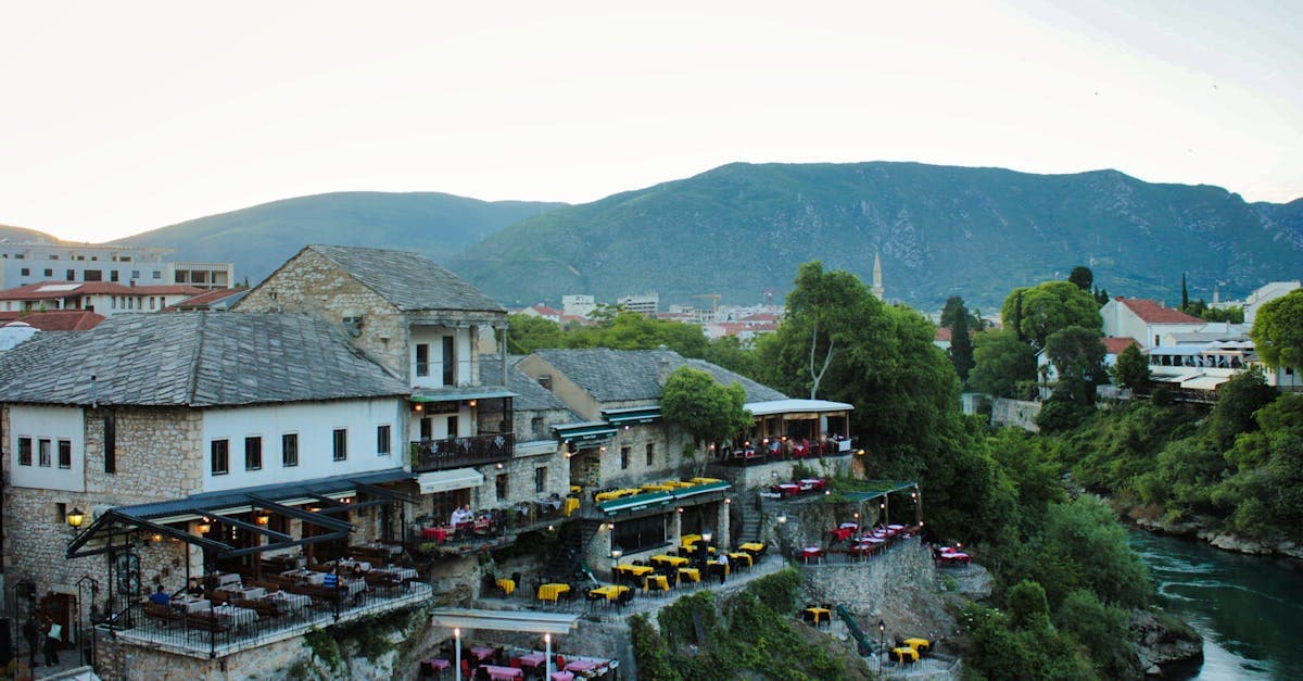 Mostar Eski Şehri'nin nehir kenarı restoranları balkan seyahatinin en güzel anlarını sunar