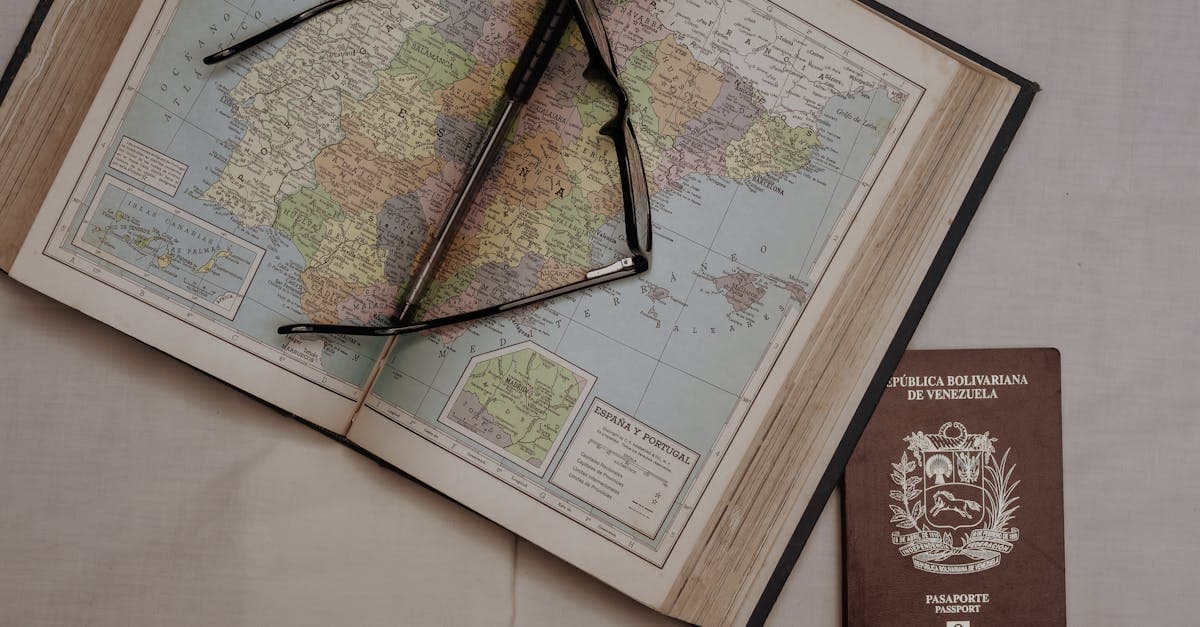 Mapa vintage de España con pasaporte y lentes, ideal para planificar documentos en citas pasaporte.