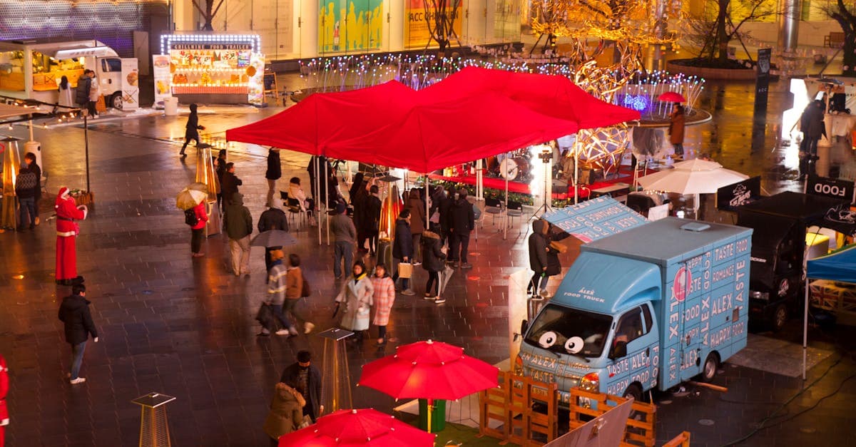 광주 야외 크리스마스 마켓에서 푸드트럭과 화려한 조명이 어우러진 겨울 밤 풍경