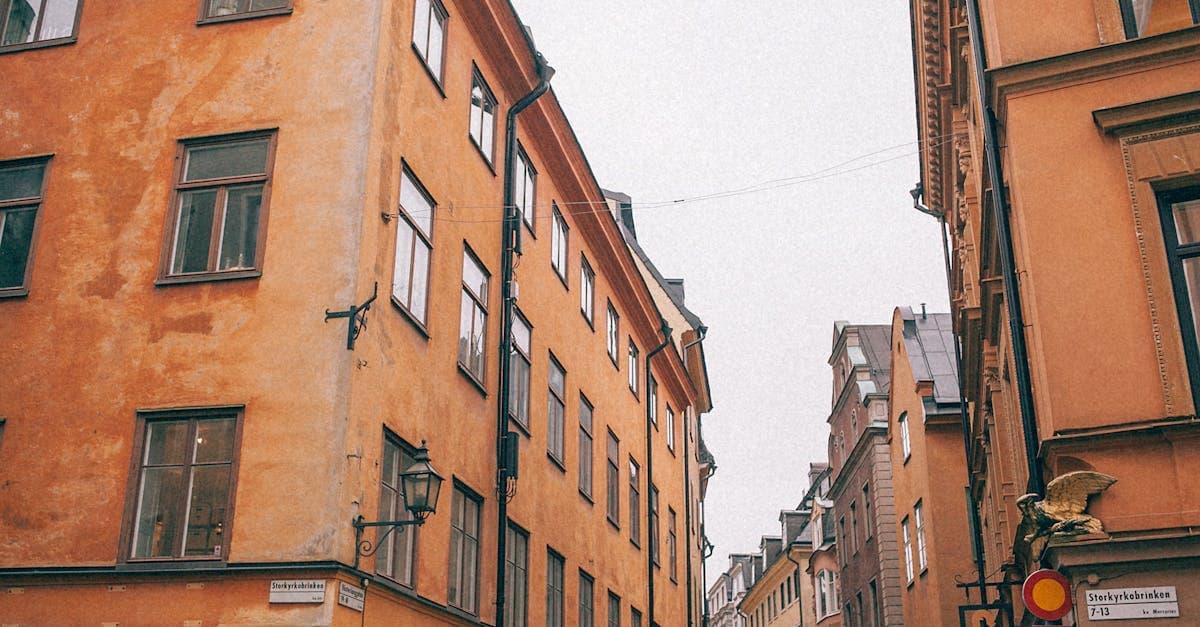 Röda tegelhus längs en kurvad smal gata i Gamla Stans historiska centrum i Stockholm