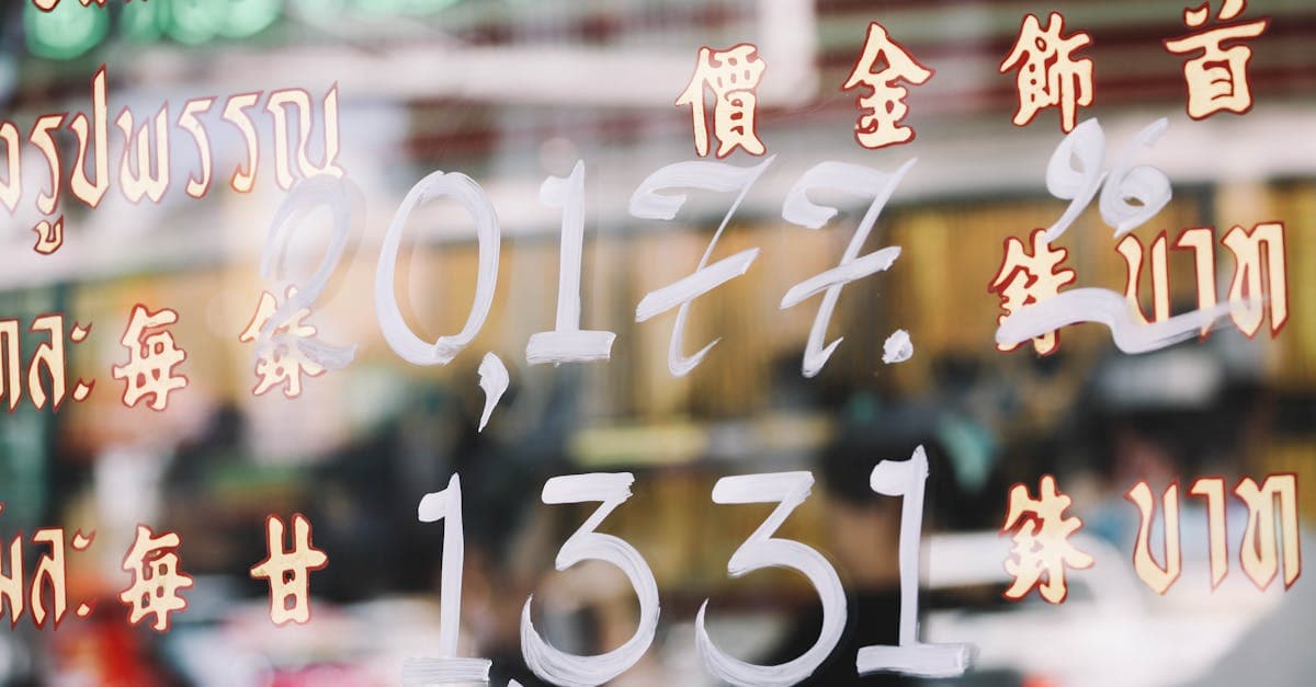 Calles de Bangkok con letreros asiáticos coloridos, retrato de los peligros reales al viajar a Tailandia en 2026