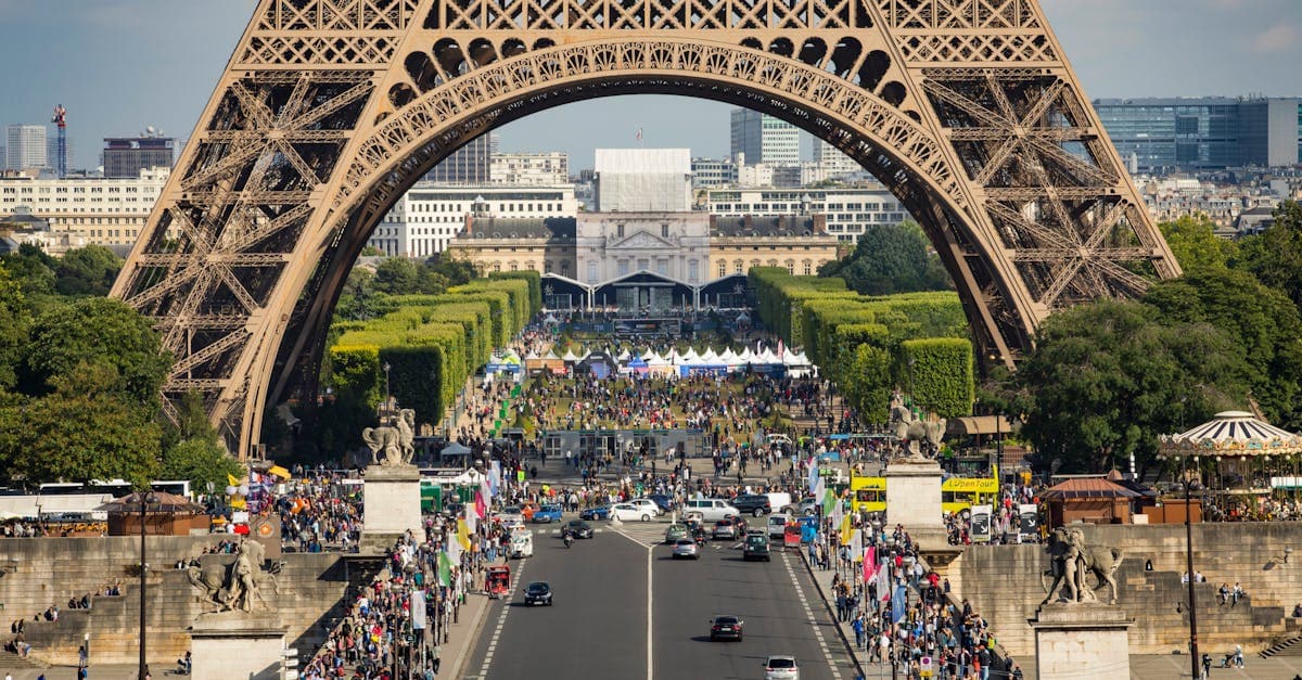 Tour Eiffel encadrant une rue animée de Paris, depuis où les Français suivront le programme JO 2026 à la télévision