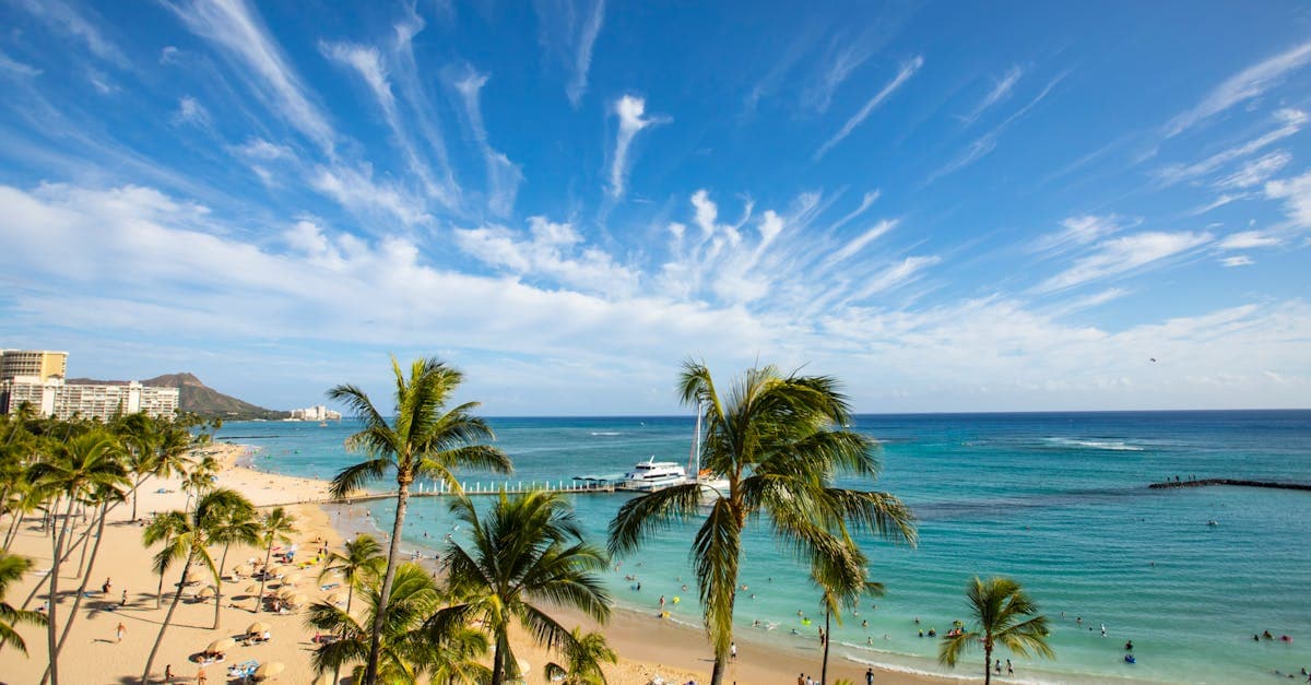 ハワイの天気と気候を完全解説|月別気温・服装・ベストシーズン2026 - eSIM and international travel guide by HelloRoam