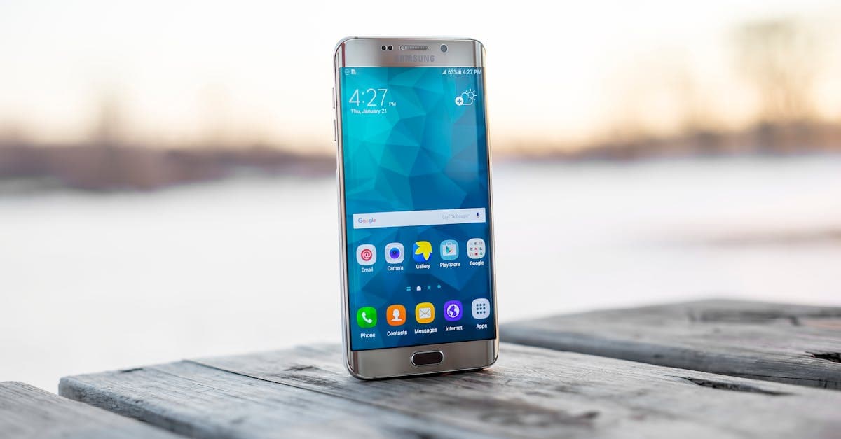 Samsung-Smartphone auf einer Holzoberfläche im Sonnenuntergang – visuelles Symbol der Samsung Aktie.