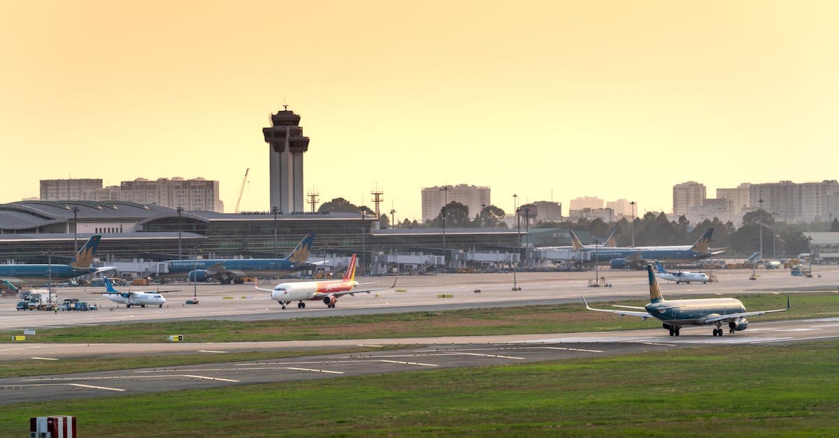 석양빛 아래 dad airport 활주로에서 이륙을 준비하는 항공기들과 도심 스카이라인