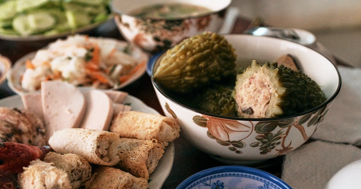 Traditionele Vietnamese feestmaaltijd voor Tet met kleurrijke gerechten en authentieke smaken.