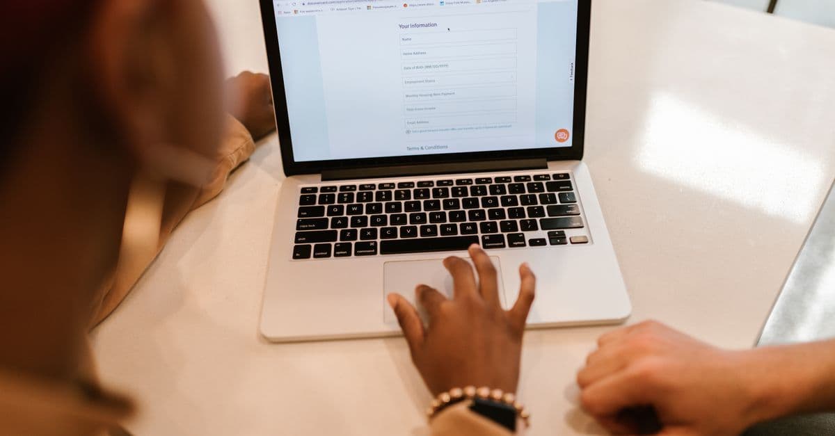 Hai người cùng nhau hoàn thiện hồ sơ xin visa Úc trực tuyến qua hệ thống ImmiAccount trên laptop.