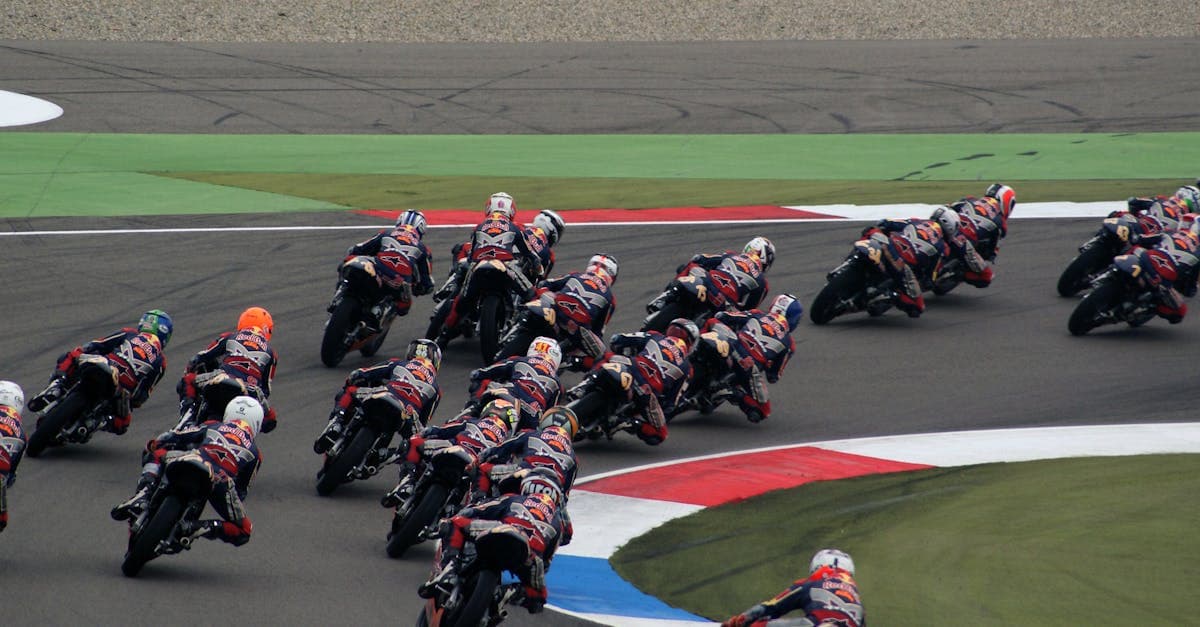 Motociclisti in gara su un circuito colorato, simbolo delle due tappe italiane Mugello e Misano nel Mondiale.